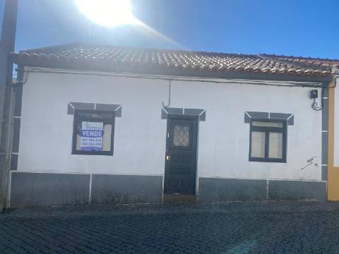 Moradia T4 com Quintal Amplo e Garagem - Oportunidade para Remodelar ao Seu Gosto