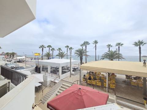 Apartamento T3 na Primeira Linha do Mar - Vista Incomparável e Localização Premium

