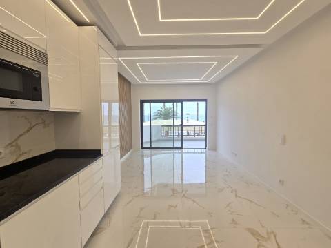 Apartamento T3 na Primeira Linha do Mar - Vista Incomparável e Localização Premium
