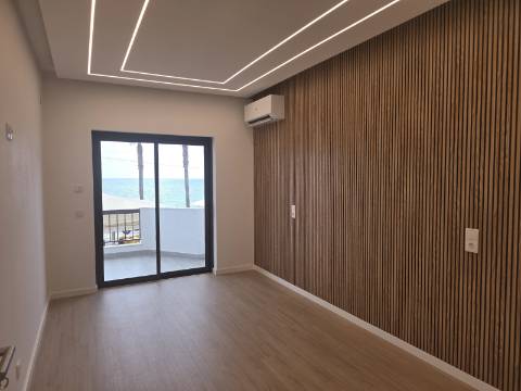 Apartamento T3 na Primeira Linha do Mar - Vista Incomparável e Localização Premium
