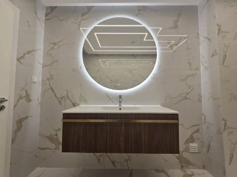 Apartamento T3 na Primeira Linha do Mar - Vista Incomparável e Localização Premium
