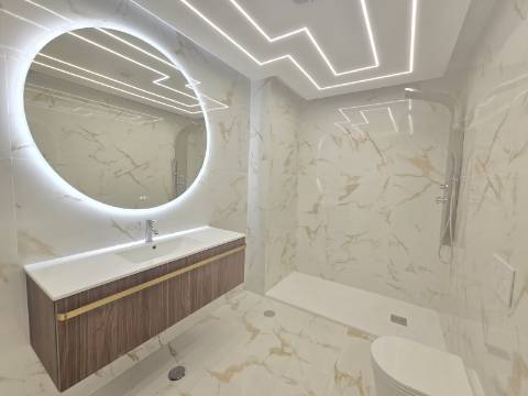 Apartamento T3 na Primeira Linha do Mar - Vista Incomparável e Localização Premium
