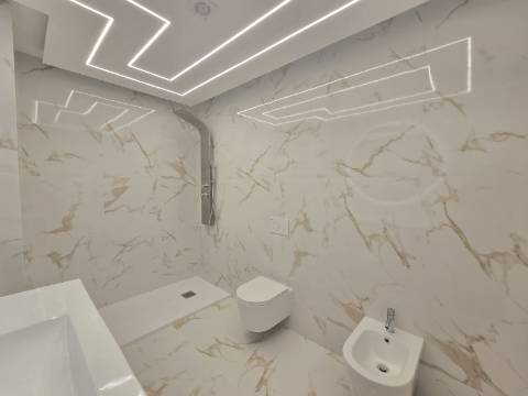 Apartamento T3 na Primeira Linha do Mar - Vista Incomparável e Localização Premium
