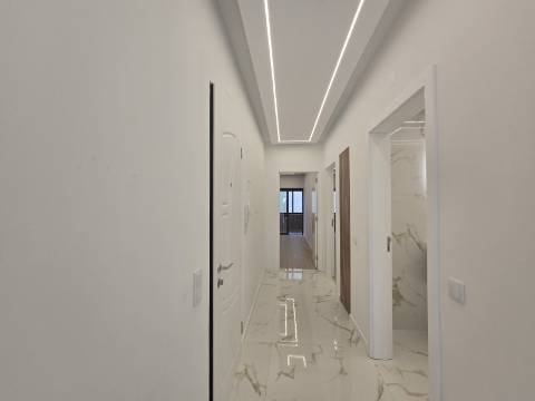 Apartamento T3 na Primeira Linha do Mar - Vista Incomparável e Localização Premium
