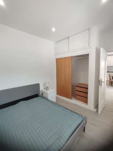 Apartamento T1+1 Renovado com Terraço, Piscina e Estacionamento a Passos da Praia de São Rafael