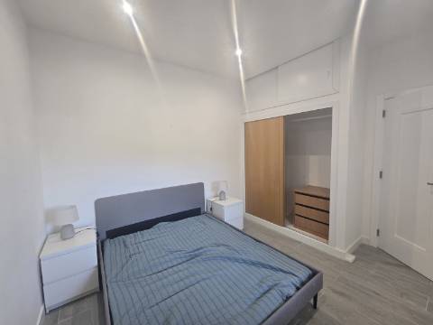 Apartamento T1+1 Renovado com Terraço, Piscina e Estacionamento a Passos da Praia de São Rafael