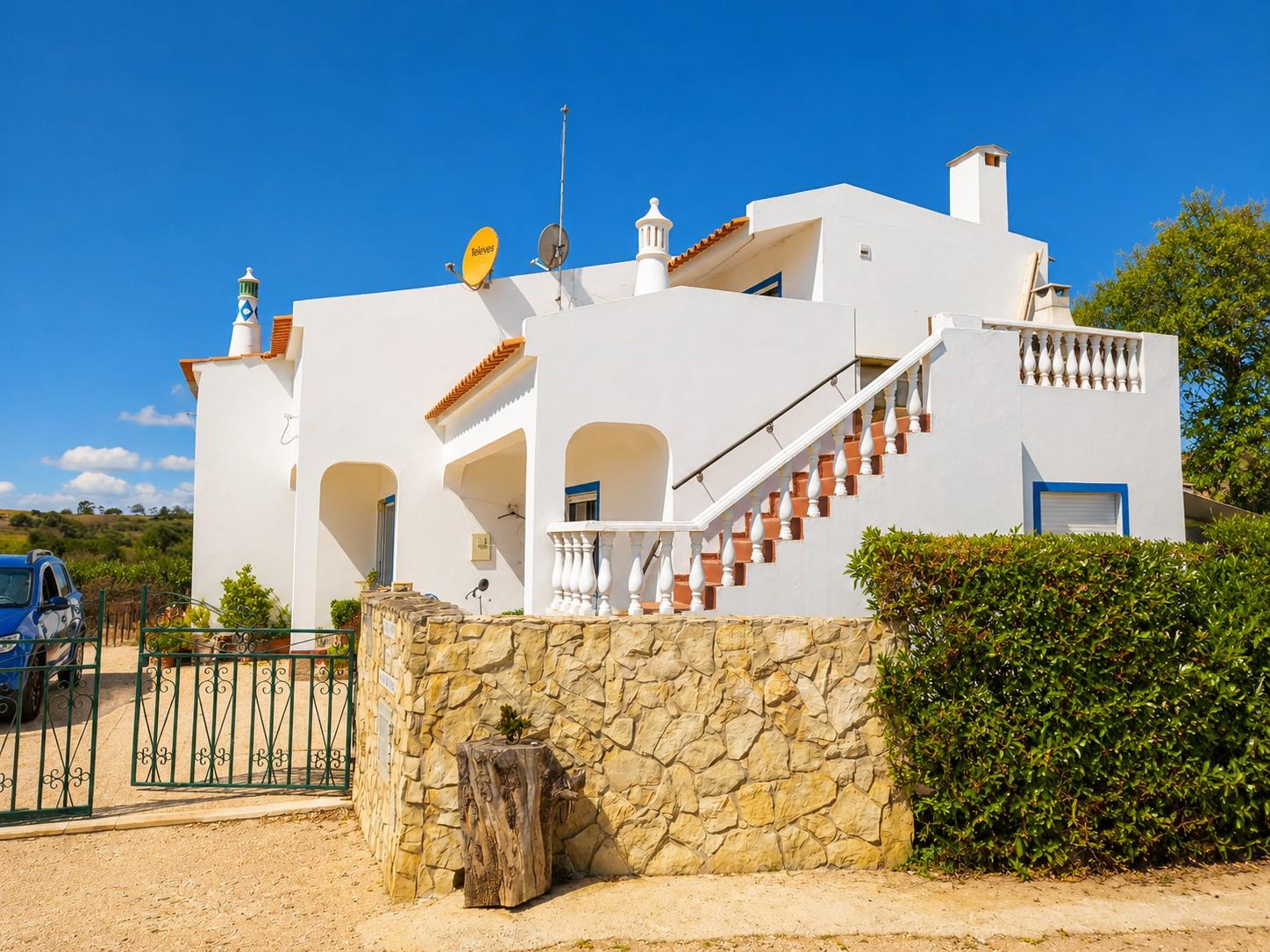 Viva a poucos minutos de algumas das mais deslumbrantes praias do Algarve.