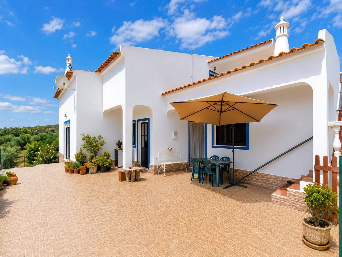 Viva a poucos minutos de algumas das mais deslumbrantes praias do Algarve.