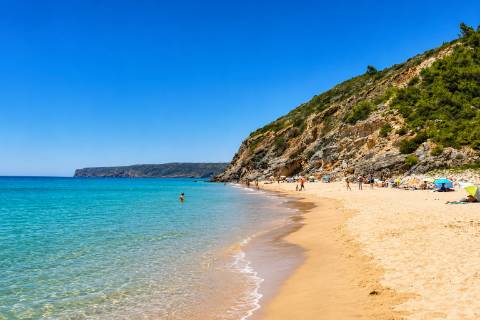 Viva a poucos minutos de algumas das mais deslumbrantes praias do Algarve.