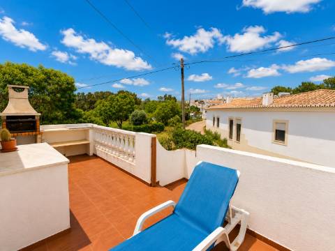 Viva a poucos minutos de algumas das mais deslumbrantes praias do Algarve.