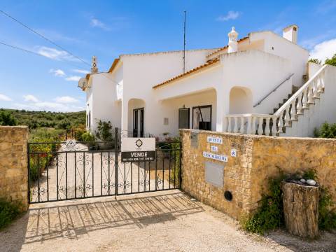 Viva a poucos minutos de algumas das mais deslumbrantes praias do Algarve.