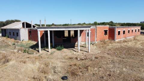 Terreno com moradia situado numa zona sossegada - Brejos(Elvas)