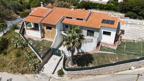 Moradia Isolada em fase de renovação/ remodelação com piscina e jardim - Miraventos(Palmela)
