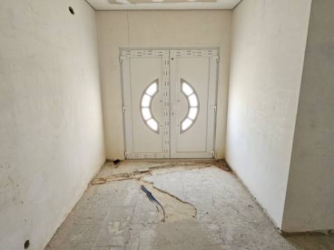 Moradia Isolada em fase de renovação/ remodelação com piscina e jardim - Miraventos(Palmela)