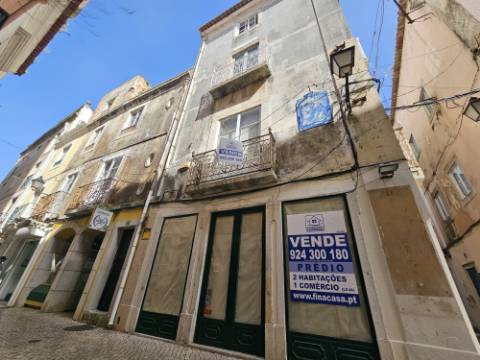 Prédio com 2 habitações e 1 loja de comércio - Baixa de Setúbal