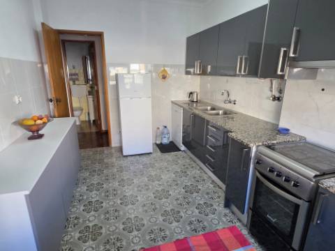Apartamento T4 com boas áreas e excelente localização - Montalvão(Setúbal)