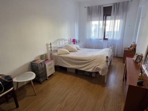 Apartamento T4 com boas áreas e excelente localização - Montalvão(Setúbal)
