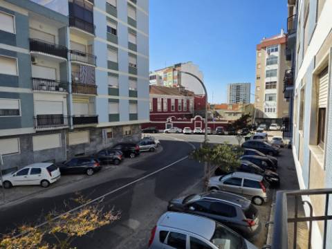 Apartamento T4 com boas áreas e excelente localização - Montalvão(Setúbal)