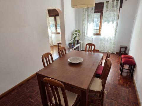 Apartamento T4 com boas áreas e excelente localização - Montalvão(Setúbal)
