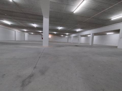 Armazém industrial . Área coberta de 1498 m2. 2 Pisos.