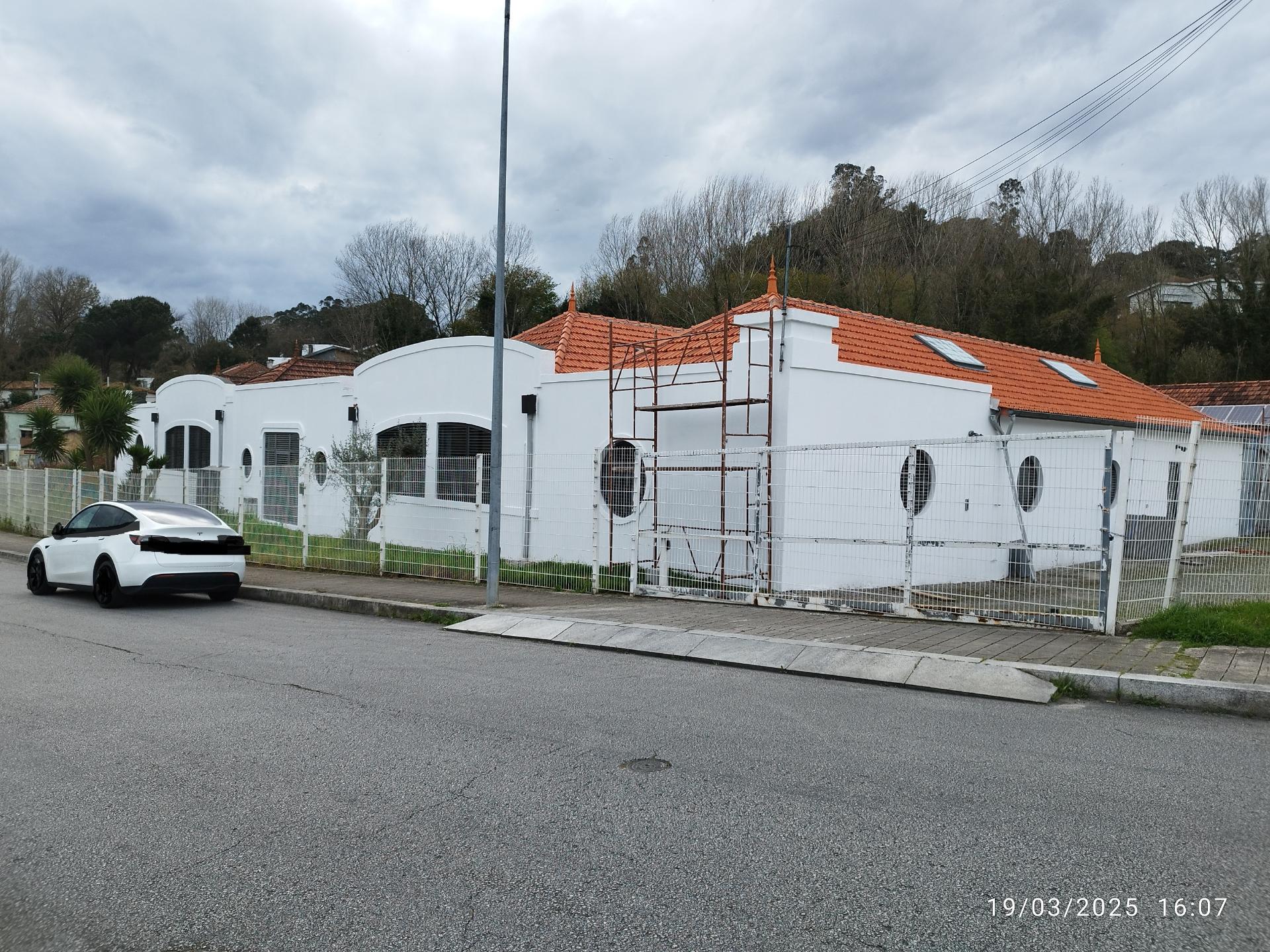 Armazém industrial com 1400 m2. Frente para A.E - A43 Porto - Gondomar. 300 mt da VCI. - Antas. 
Posto de transformação.