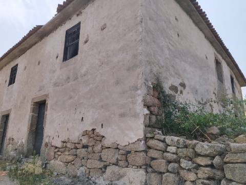 Casa de 2 pisos com terreno de 17400 m2