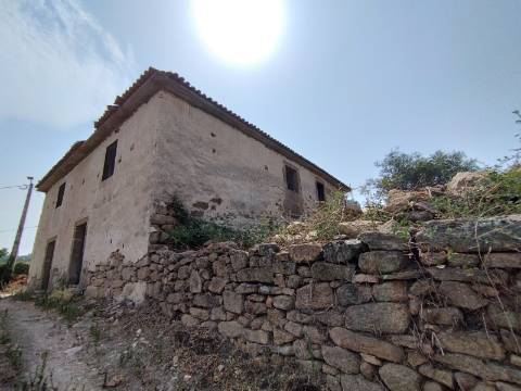 Casa de 2 pisos com terreno de 17400 m2