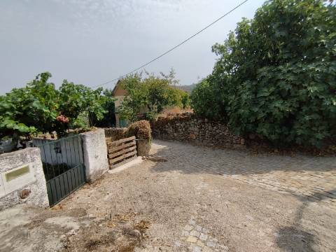 Casa de 2 pisos com terreno de 17400 m2
