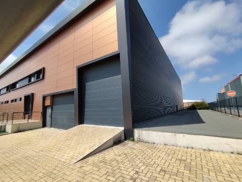 Armazém industrial 1600 m2. Aceso A1 a 500 mt.