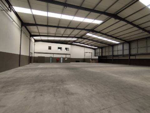 Armazém industrial 1600 m2. Aceso A1 a 500 mt.