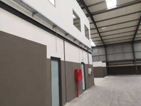 Armazém industrial 1600 m2. Aceso A1 a 500 mt.