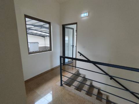 Armazém industrial 1600 m2. Aceso A1 a 500 mt.