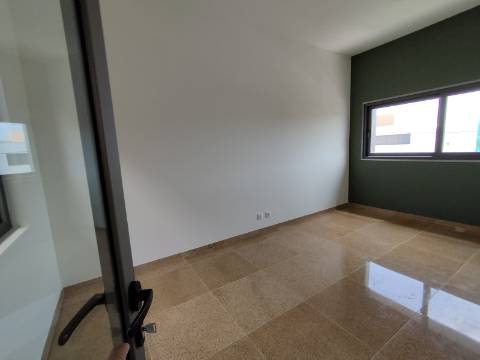 Armazém industrial 1600 m2. Aceso A1 a 500 mt.