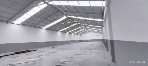 Armazém Industrial com900 m² e Escritórios. Pé dto de 5.5 mt Cobertura térmica.
