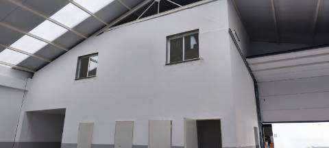 Armazém Industrial com900 m² e Escritórios. Pé dto de 5.5 mt Cobertura térmica.

