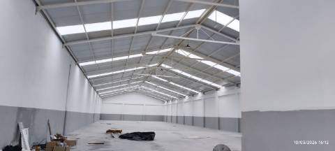 Armazém Industrial com900 m² e Escritórios. Pé dto de 5.5 mt Cobertura térmica.
