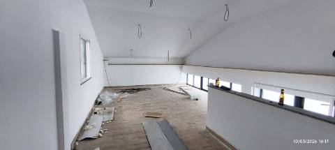 Armazém Industrial com900 m² e Escritórios. Pé dto de 5.5 mt Cobertura térmica.
