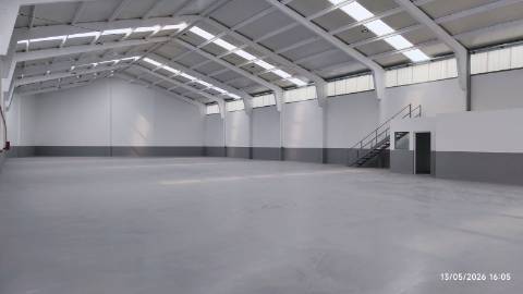 Armazém situado numa zona de fácil acesso às principais vias (A1, A29 e Ponte da Arrábida), a poucos minutos do centro de Gaia e do Porto .Áreas de 210m2 a 866 m2. A4 4e A1 a 800 mt
