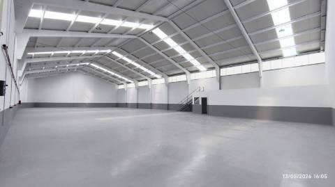 Armazém situado numa zona de fácil acesso às principais vias (A1, A29 e Ponte da Arrábida), a poucos minutos do centro de Gaia e do Porto .Áreas de 210m2 a 866 m2. A4 4e A1 a 800 mt
