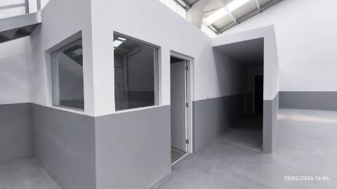 Armazém situado numa zona de fácil acesso às principais vias (A1, A29 e Ponte da Arrábida), a poucos minutos do centro de Gaia e do Porto .Áreas de 210m2 a 866 m2. A4 4e A1 a 800 mt
