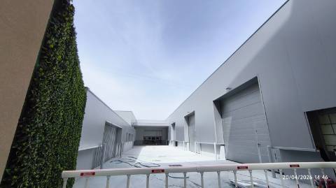 Armazém situado numa zona de fácil acesso às principais vias (A1, A29 e Ponte da Arrábida), a poucos minutos do centro de Gaia e do Porto .Áreas de 210m2 a 866 m2. A4 4e A1 a 800 mt
