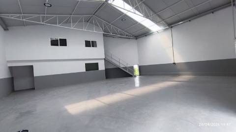 Armazém situado numa zona de fácil acesso às principais vias (A1, A29 e Ponte da Arrábida), a poucos minutos do centro de Gaia e do Porto Áreas de 323 a 866 m2. Armazém com excelentes acabamentos. A4 4e A1 a 800 mt