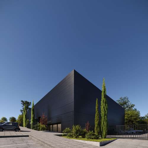 Armazém em Z.I. Novo. 542,50 m2. Área livre 350 m2. Pé dtº 9 mt - excelentes acessos.