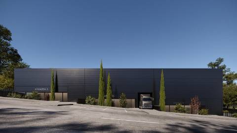 Armazém novo. 538,00 m2. Área livre 400 m2. Pé dtº 10 mt