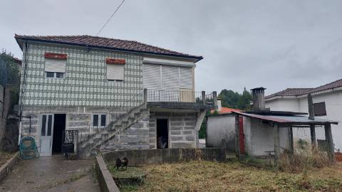 Moradia com Quintal e Anexos