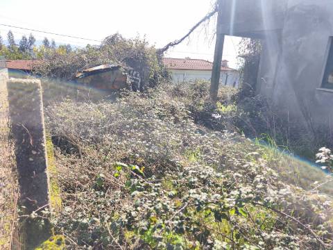 Terreno com Moradia em Acabamentos