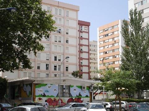BENFICA: COLOMBO, elevadores directos à rua, escadas, Baia + portão automático!