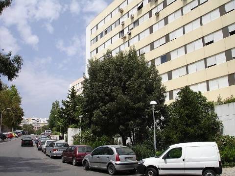 BENFICA: COLOMBO, elevadores directos à rua, escadas, Baia + portão automático!