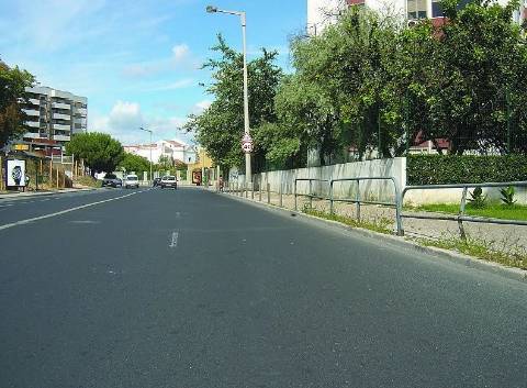BENFICA: COLOMBO, elevadores directos à rua, escadas, Baia + portão automático!