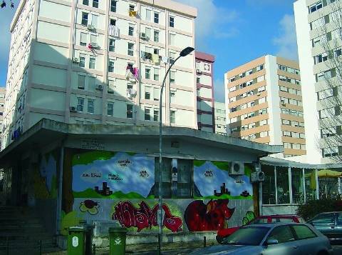 BENFICA: COLOMBO, elevadores directos à rua, escadas, Baia + portão automático!